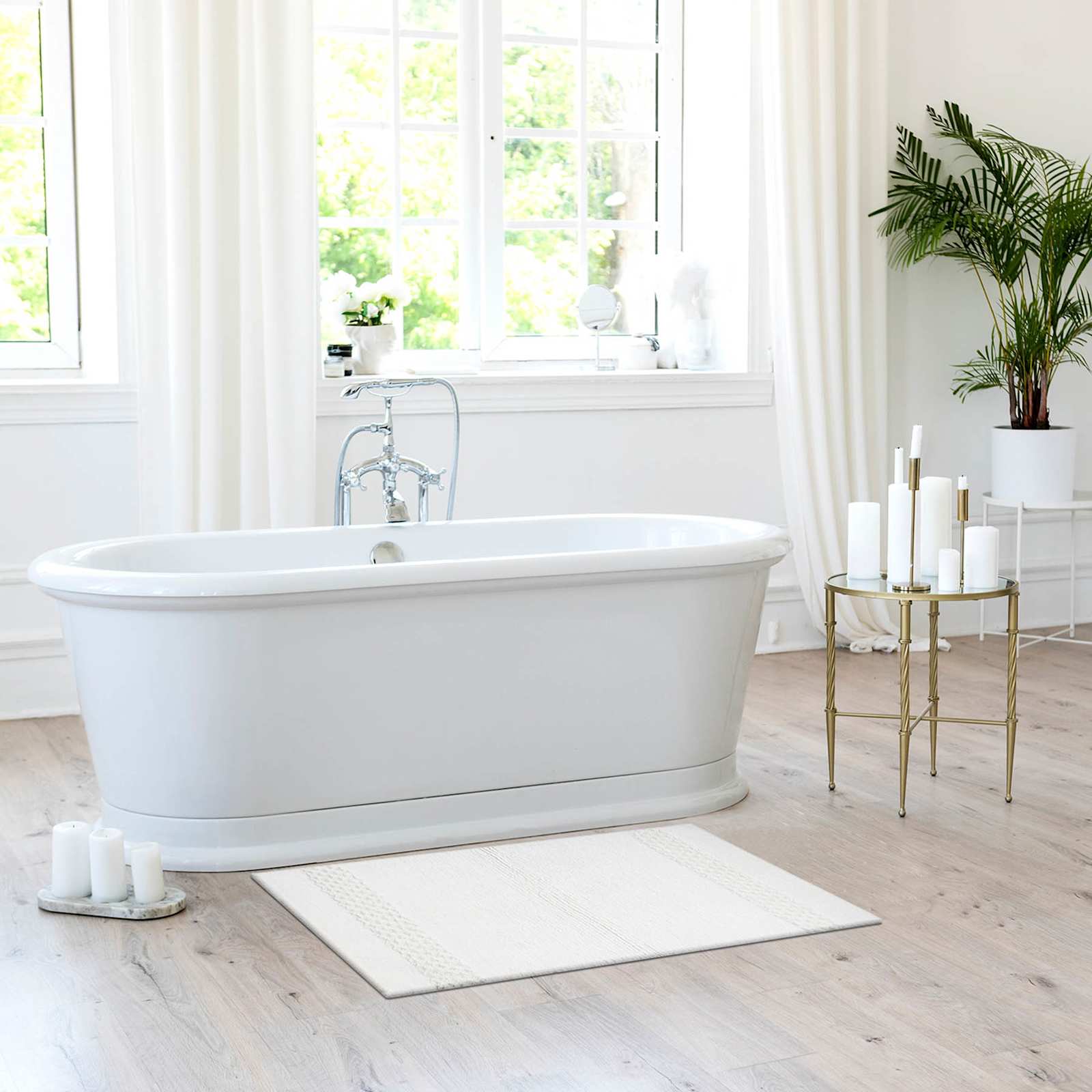 Reversible White Bath Rug, 20x30