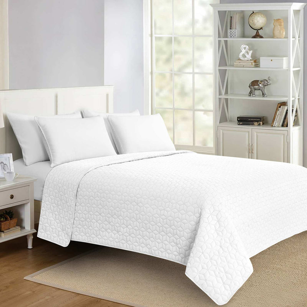 White Geometric Pinsonic Quilt