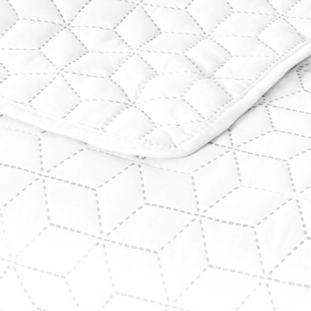 White Geometric Pinsonic Quilt